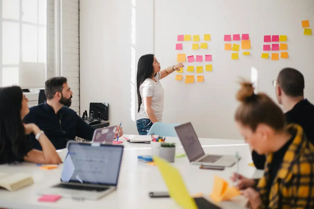 Equipe reunida planejando a estratégia contábil de um cliente